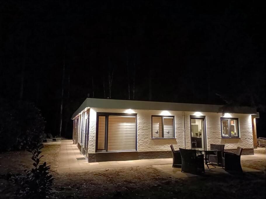 Kindvriendelijke Bungalow In Het Bos Bij Zwemmeer. Vilsteren Exterior foto