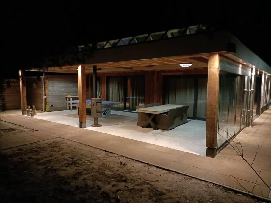 Kindvriendelijke Bungalow In Het Bos Bij Zwemmeer. Vilsteren Exterior foto