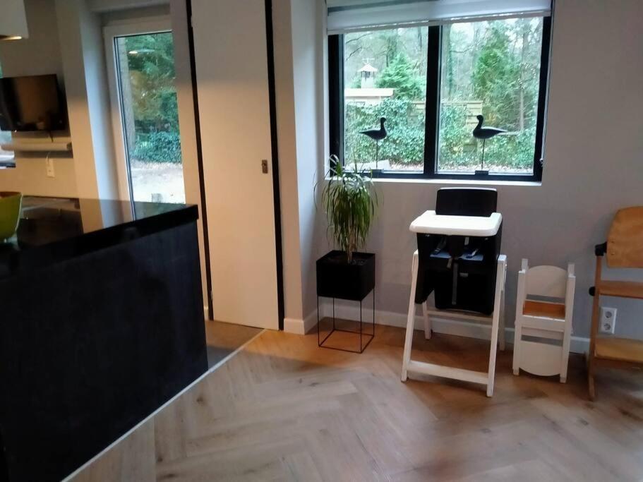 Kindvriendelijke Bungalow In Het Bos Bij Zwemmeer. Vilsteren Exterior foto